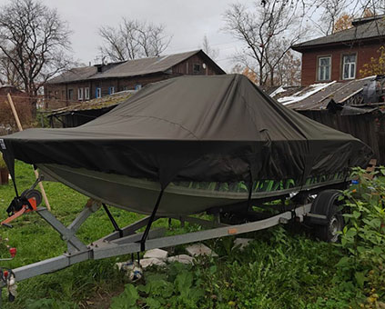 Транспортировочный тент для лодки с рулем и стеклом Корвет 480 с вырезом под мотор